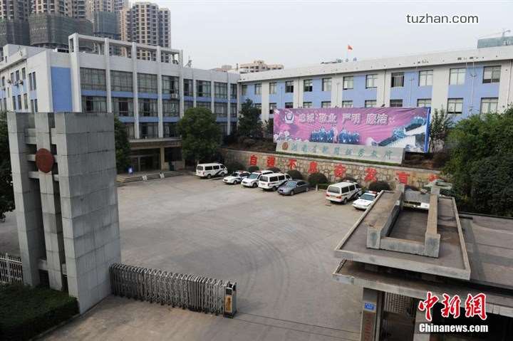 長(zhǎng)沙市坪塘勞動(dòng)教養(yǎng)管理所采購(gòu)我公司定制生產(chǎn)的11KW二用一備自來(lái)水加壓泵站一套，本設(shè)備供水范圍為5公里，供水人數(shù)為3600人，目前本自來(lái)水加壓泵站運(yùn)行平穩(wěn)，高效節(jié)能，受到了管理所的一致好評(píng)！